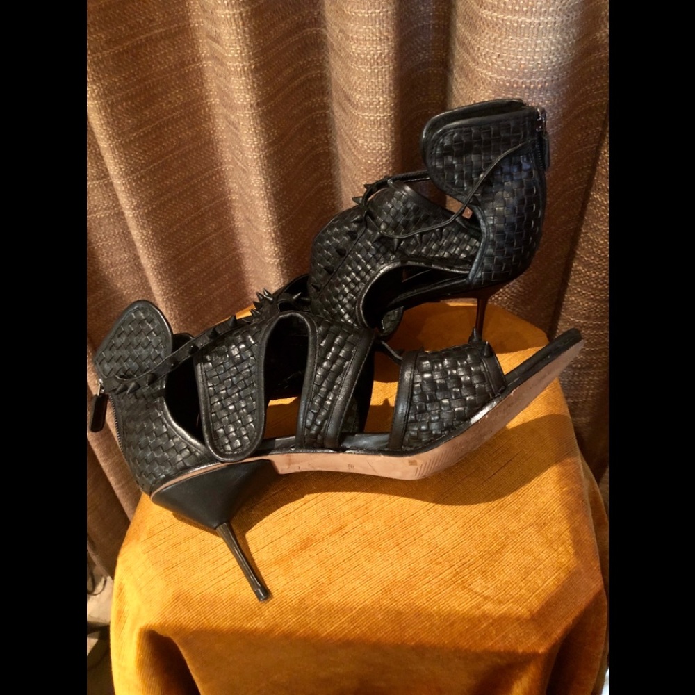 BCBG MAXAZIRA BLACK LEATHER WEAVED SPIKED SANDAL